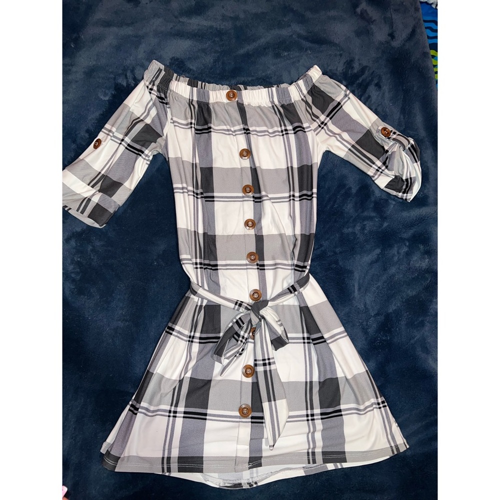 Off shoulder plaid dress perfect for the fall!